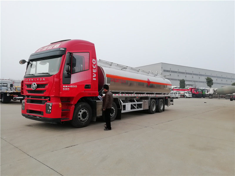 上汽紅巖29.7方前四后八鋁合金運油車,20噸運油車