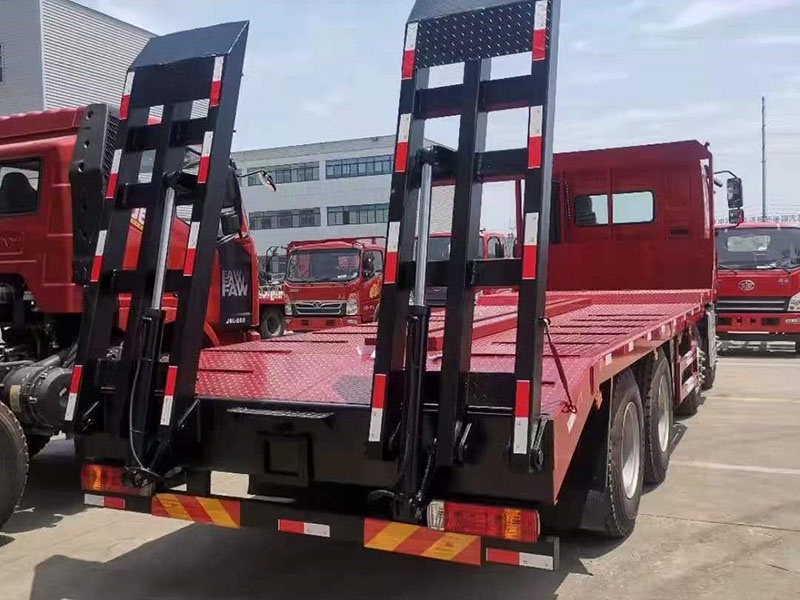 國(guó)六東風(fēng)柳汽前四后八平板運(yùn)輸車(chē)