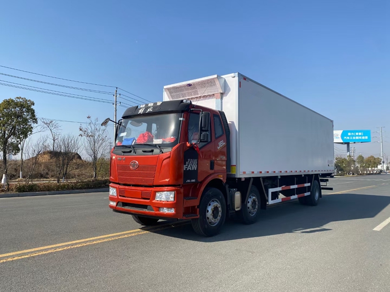 解放J6L小三軸9米6國六(天然氣)冷藏車